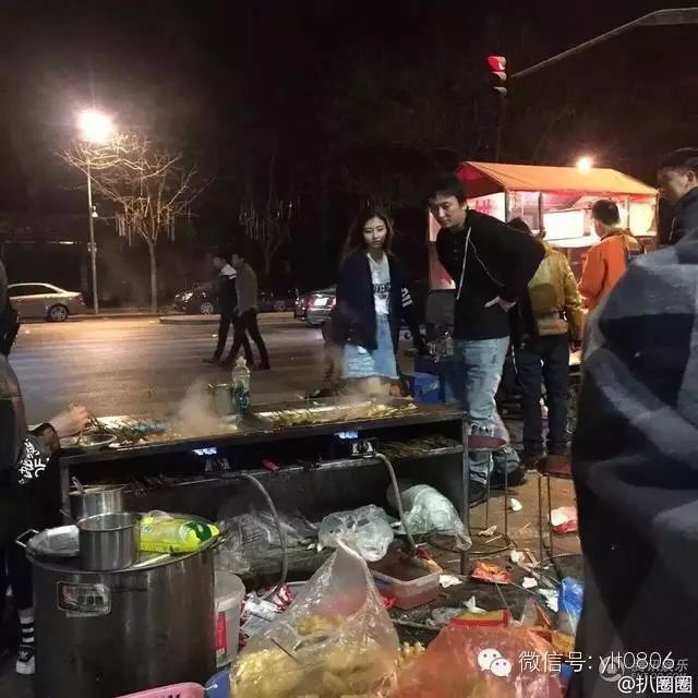 城会玩,万达公子王思聪凌晨带美女路边摊吃麻辣烫 还没给...