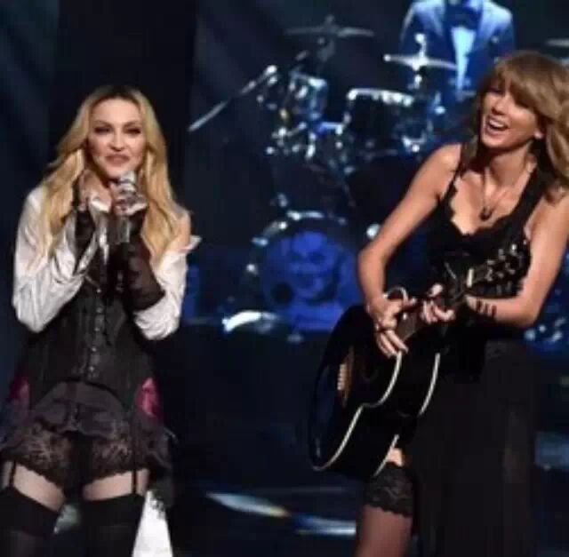 Madonna终于跟Taylor Swift亲上了!