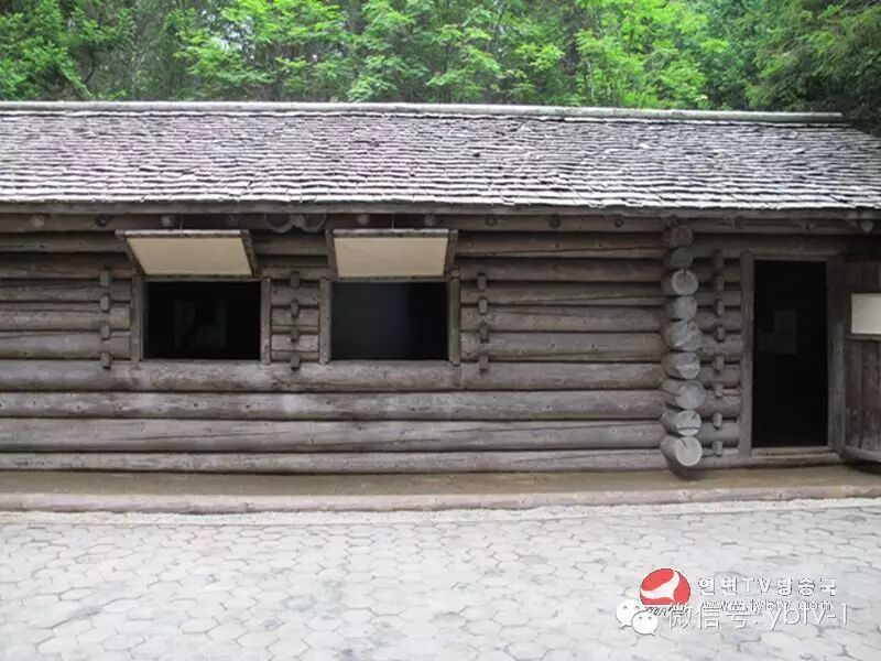 绍白头山密营旧居景点及旧居历史的朝鲜有关人员（右）与朝鲜导游（左）白头山密营 司令部白头山密营 队员