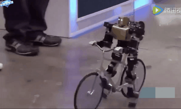 日本机器人骑自行车