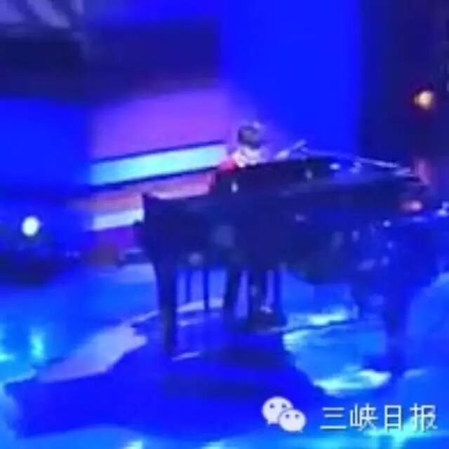 【微分享】11岁男孩唱了李健的《贝加尔湖畔》,27秒开始...