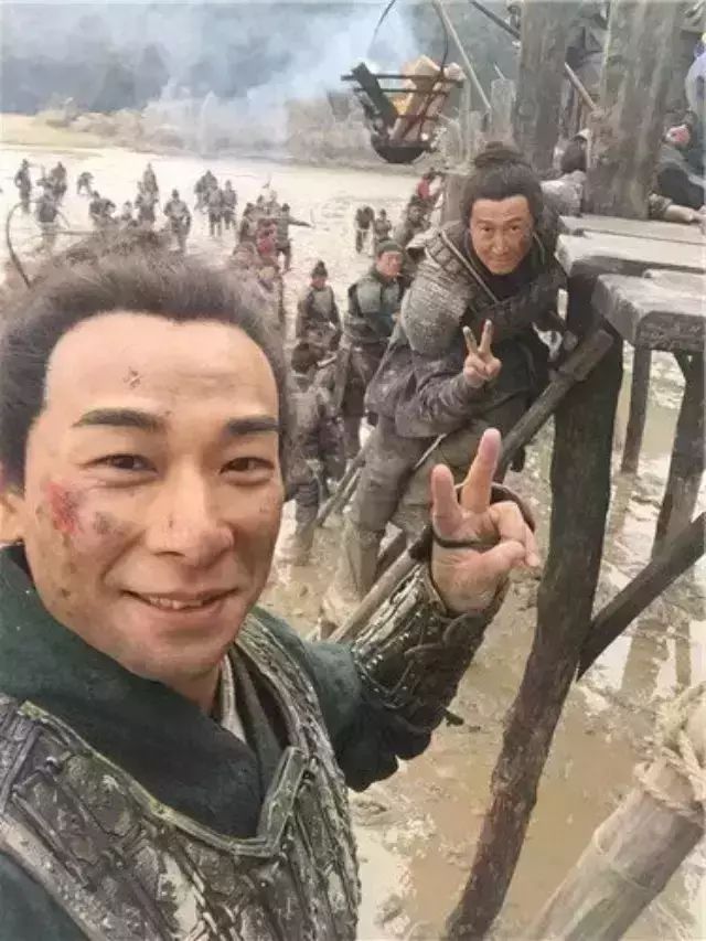 赵文卓《战神戚继光》热拍 “泥潭大战”搞怪不断
