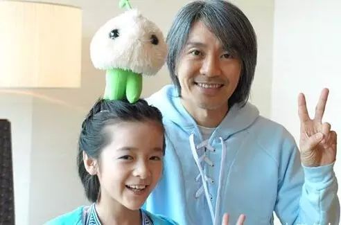 妹子来了!徐娇晒近距离大眼萌照