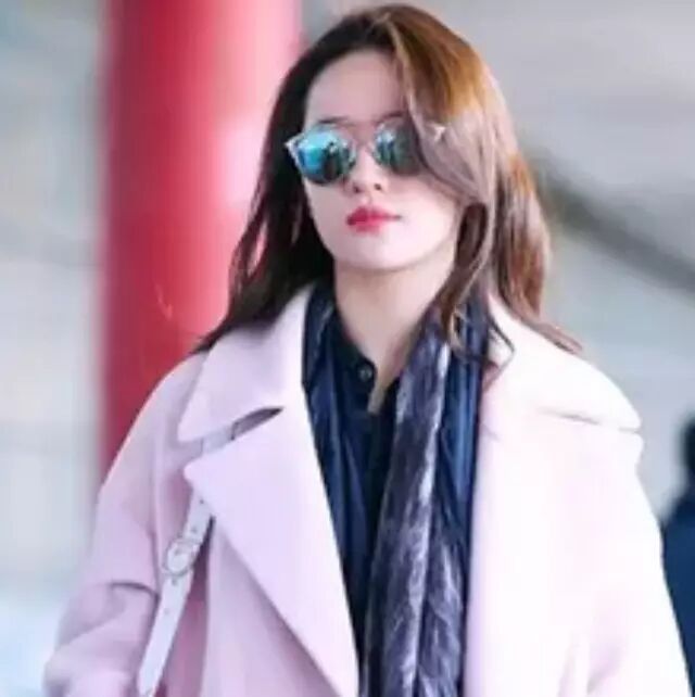 刘亦菲这件粉色大衣美哭了,原来今年这么流行