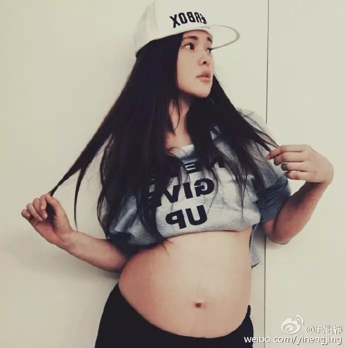 跳热舞晒搭配,秀A4腰,大龄产妇伊能静这是要当网红的...