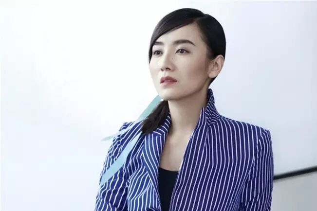 宋佳最新大片曝光 “花帅”风度演绎别样摩登