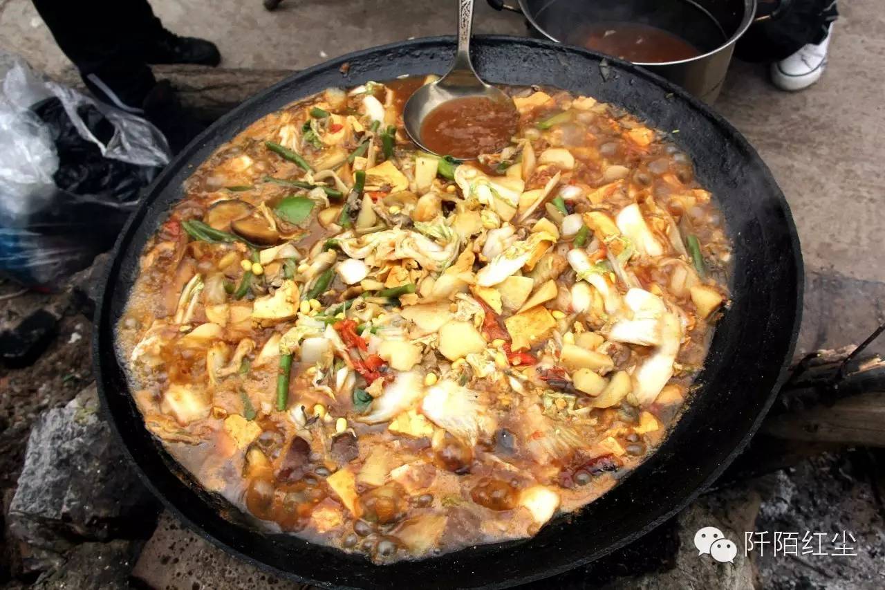 大家喝酒间隙,大锅烩菜已炖好,开锅吃饭.