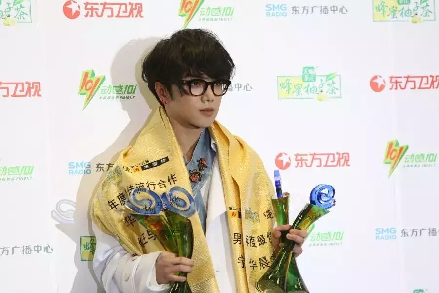 东方风云榜:华晨宇首次回应恋情!邓紫棋却说_____