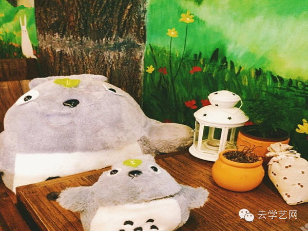 4、Eddies披萨主题餐厅 这里最适合爸爸妈妈带着宝贝来聚餐了,披萨是这里主打的餐点。遇上宝贝过生日,或是其他纪念日的时候,老板和老板娘会帮着一起布置,细心而又温情的服务,让你和宝贝倍感幸福。好吃的披萨帮助宝贝吃蔬菜吃肉肉,还可以和宝贝一起做披萨哦。这么有趣又有意义的餐厅值得一去。
