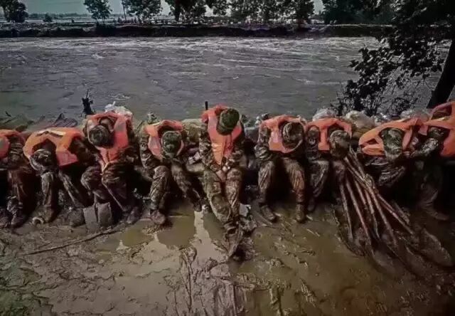 历史会记住今天！1000多万人见证暴雨中最真实的武汉！
