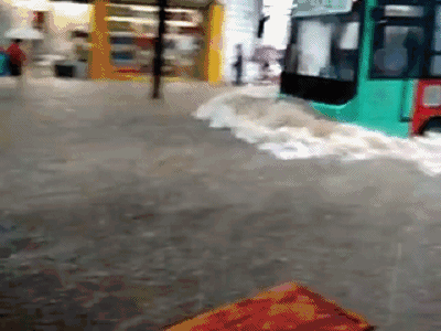 历史会记住今天！1000多万人见证暴雨中最真实的武汉！