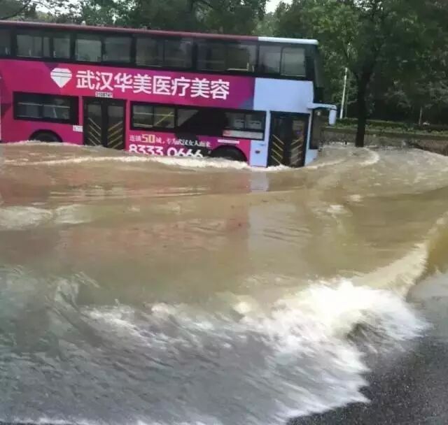 历史会记住今天！1000多万人见证暴雨中最真实的武汉！