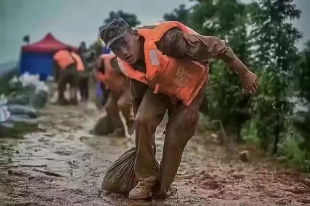 历史会记住今天！1000多万人见证暴雨中最真实的武汉！
