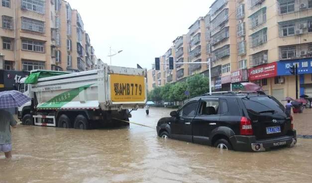 历史会记住今天！1000多万人见证暴雨中最真实的武汉！