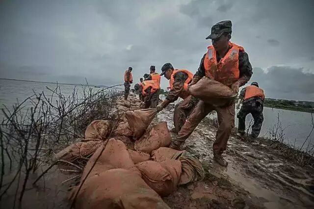 历史会记住今天！1000多万人见证暴雨中最真实的武汉！