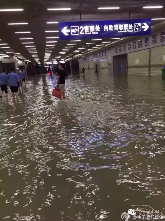 历史会记住今天！1000多万人见证暴雨中最真实的武汉！
