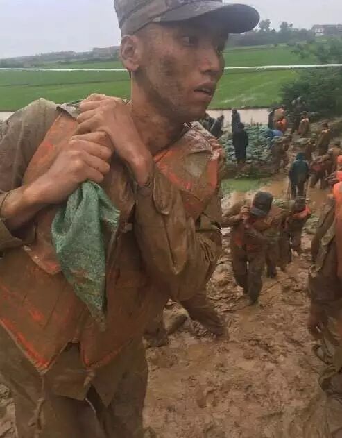历史会记住今天！1000多万人见证暴雨中最真实的武汉！
