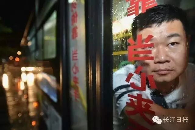 历史会记住今天！1000多万人见证暴雨中最真实的武汉！