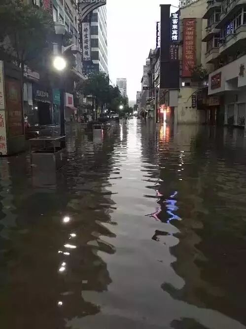 历史会记住今天！1000多万人见证暴雨中最真实的武汉！