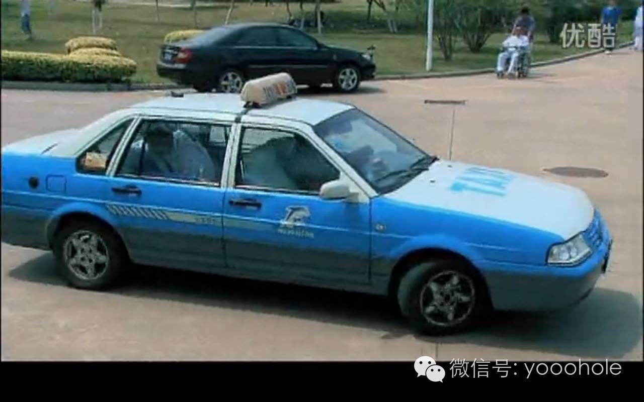 内地版男主角慕容云海,打了一辆出租车.