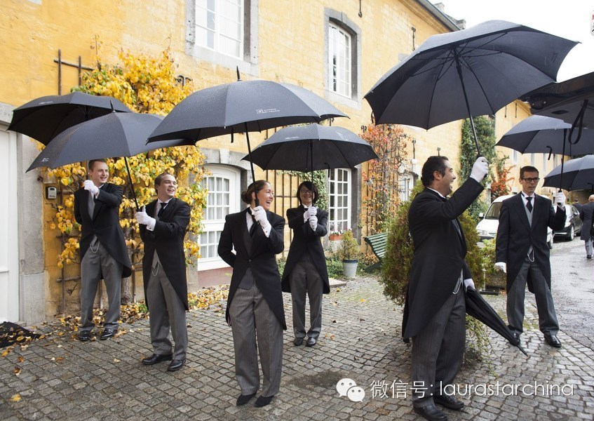 荷兰法尔肯堡,国际管家学院的学生为邀请来的客人进行晚宴服务.