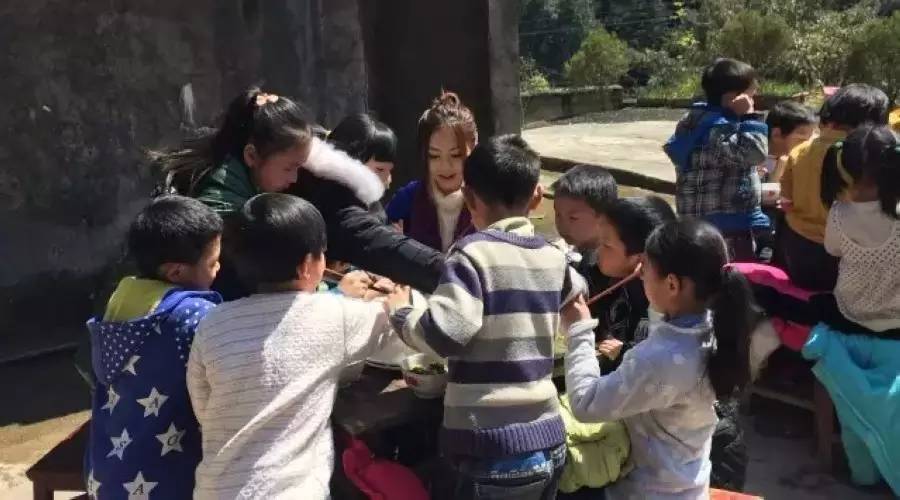 邓紫棋到大芒果扶贫点所在地——湘江乡“支教”?!