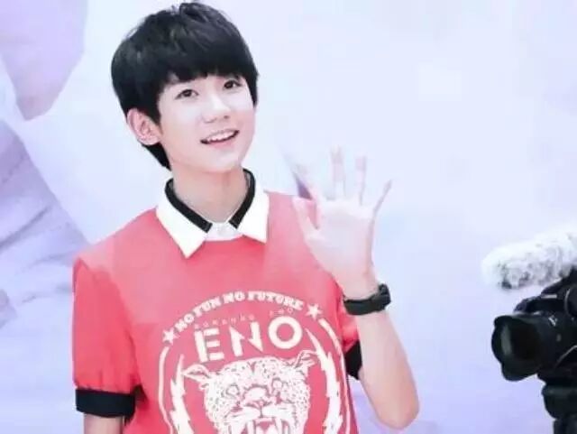 TFBOYS王源给四叶草拍照超可爱动图