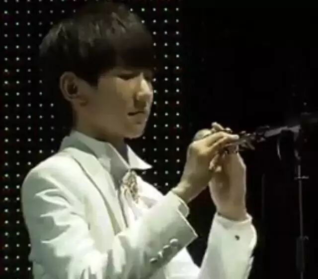 王源现场自弹自唱《因为遇见你》 -完美侧脸