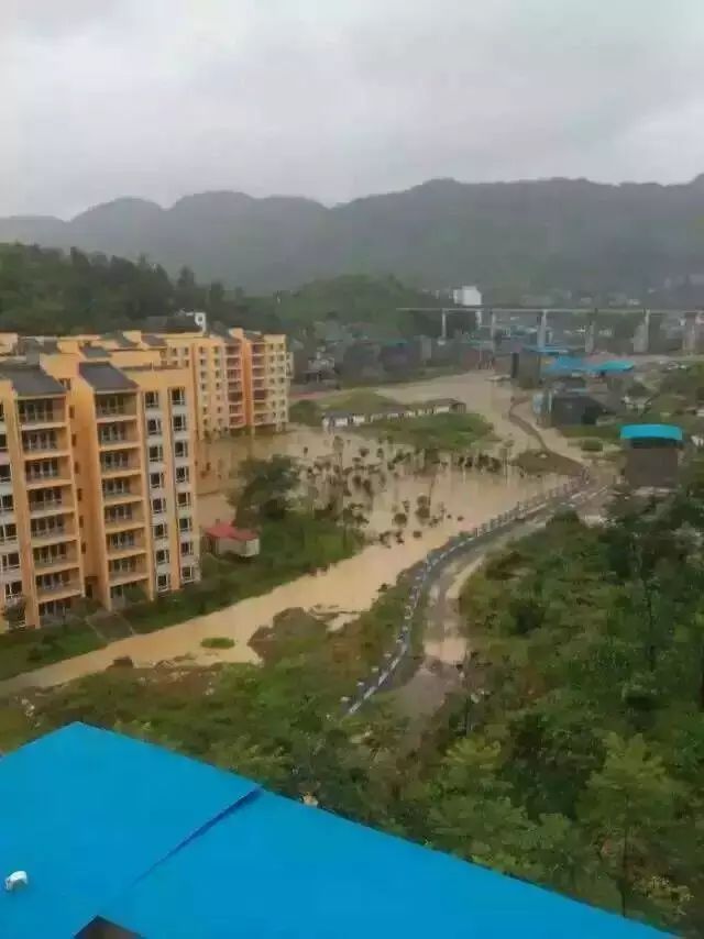 酉阳遭受特大暴雨袭击:多地涨水!