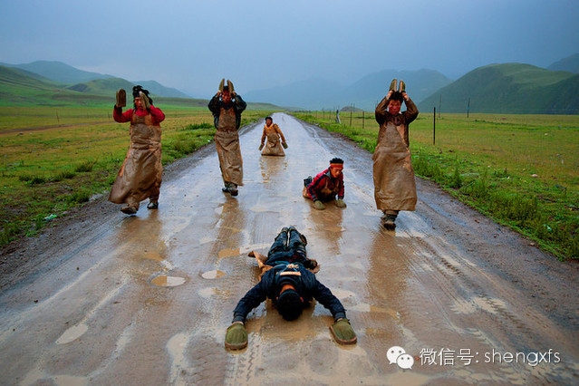 请问磕大头时带手套如不如法?还有师兄说,也不能穿袜子,是不是这样?