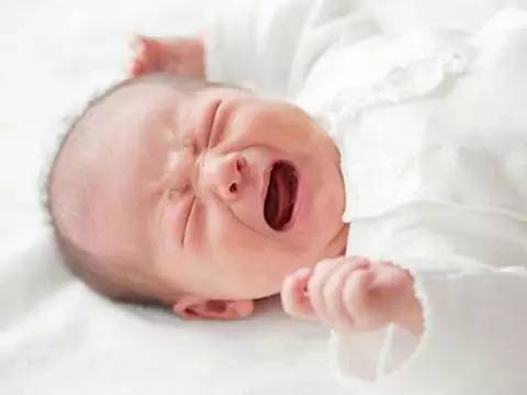 新生兒夜哭的10種原因及解決方法！ 親子 第4張