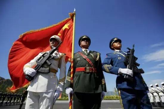 再上两张有代表性的阅兵图片,这就是中国军人.