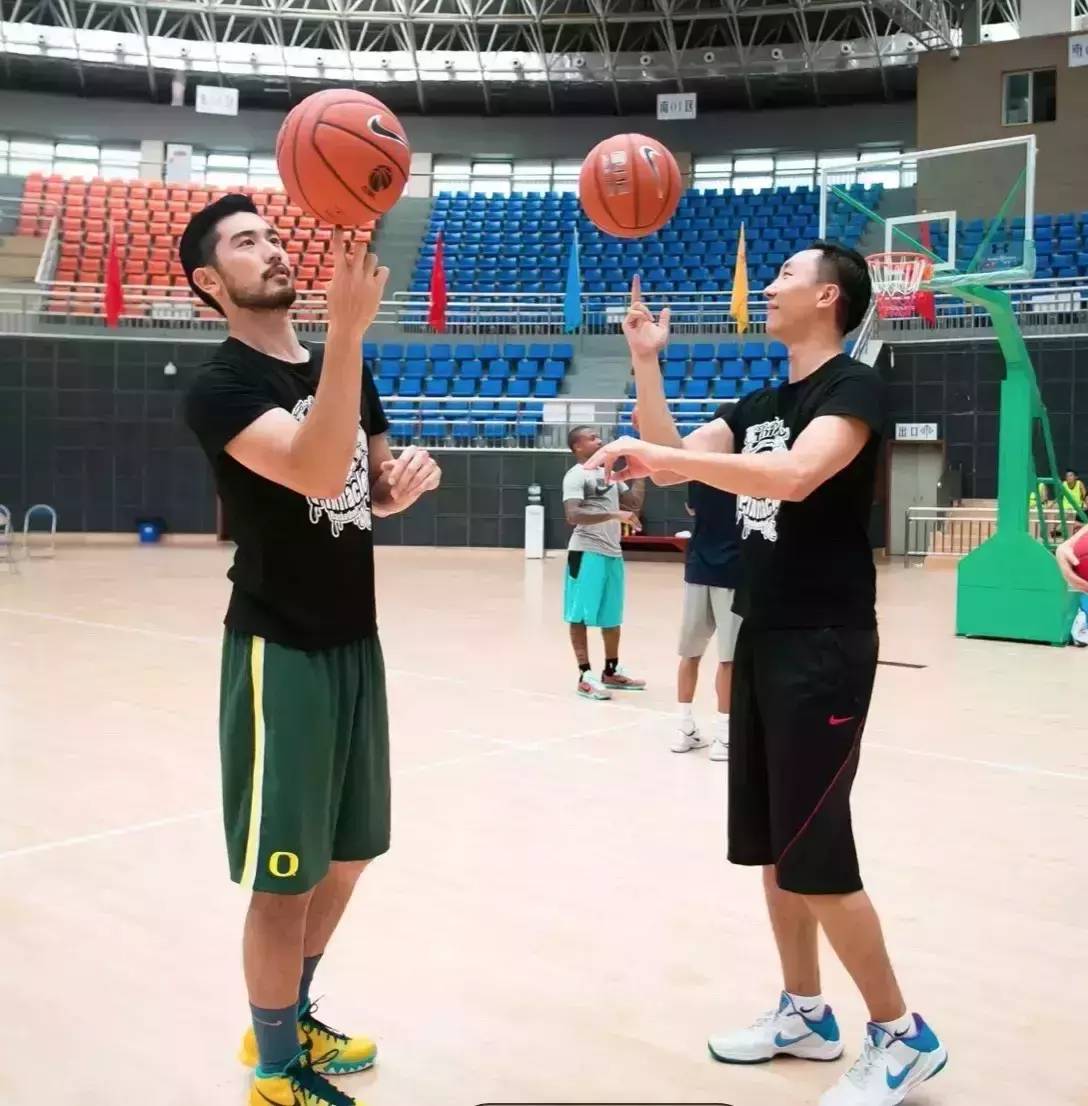 高以翔联手知名街球手打造品牌篮球训练营!