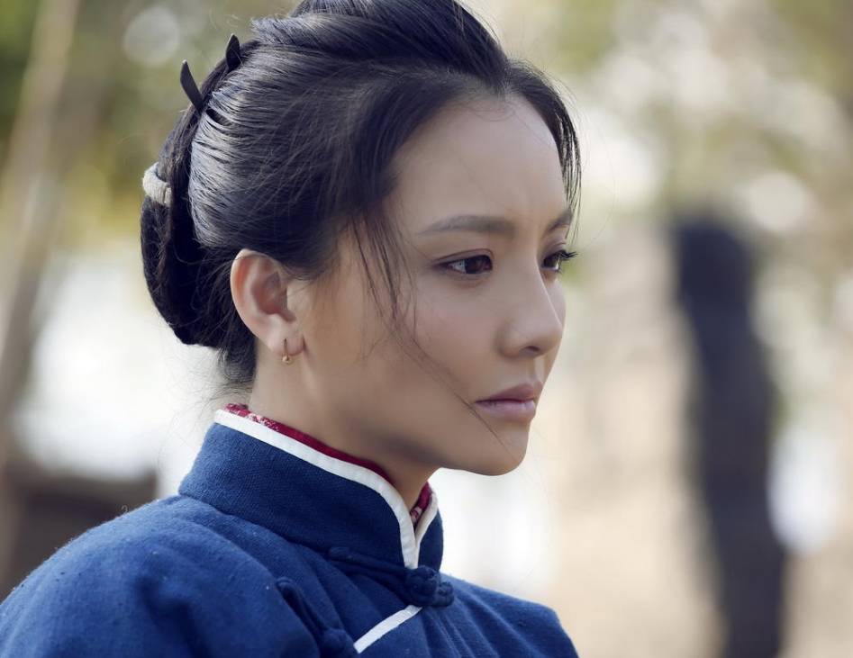《怪医文三块》中泼辣的北京大妞儿车菊花;她是《二炮手》中的杨巧儿