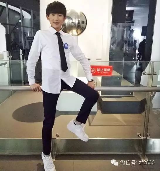 【娱乐】TFBOYS王源示范禁止攀爬 穿白衬衫秀长腿