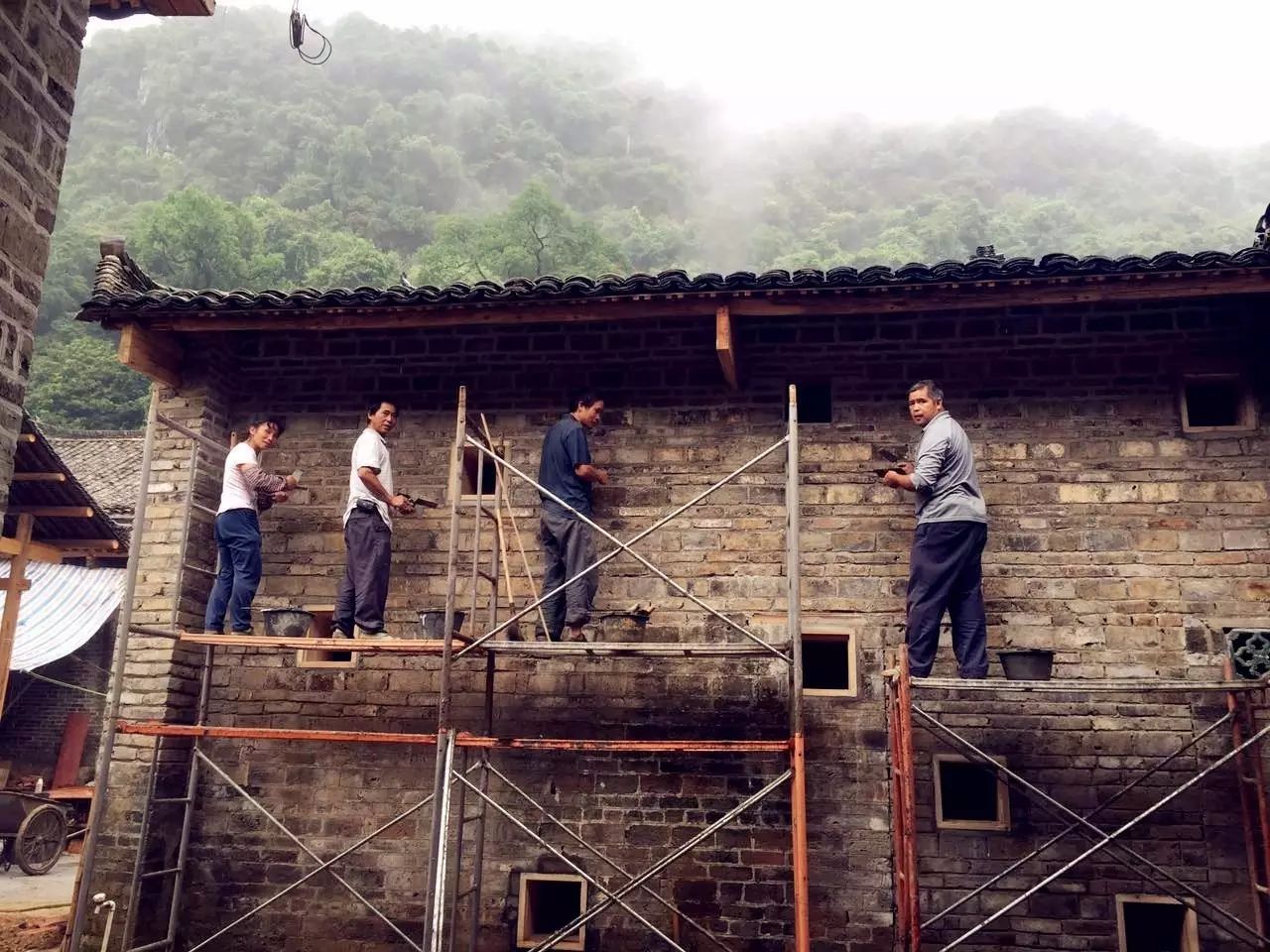 在瑞士,工人们都是按照图纸进行施工,而在中国,农村盖房子全凭经验