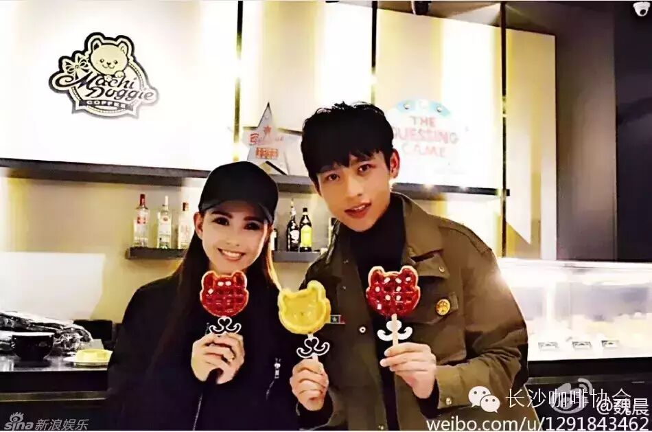 花边 | 魏晨光顾天王嫂昆凌咖啡店 两人亲切热聊关系好