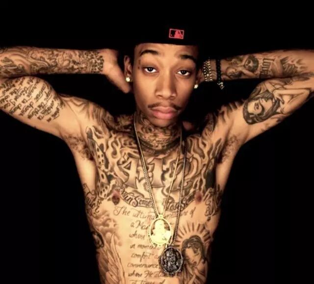 Wiz Khalifa教你在颠簸的车上手卷烟