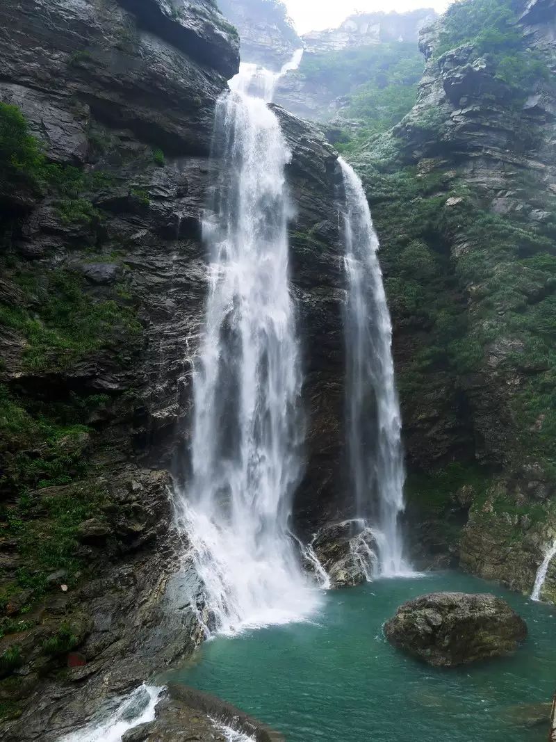 "上级如飘云拖练,中级如碎石摧冰,下级如玉龙走潭"——庐山三叠泉瀑布