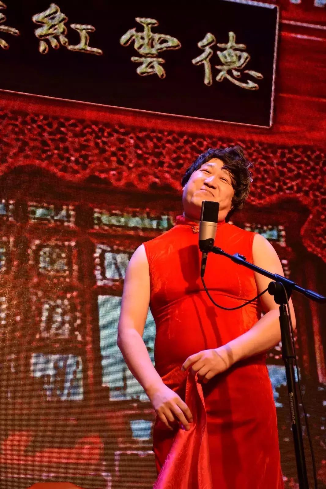 张鹤伦与队友们在黑龙江德云社表演《青楼梦》.