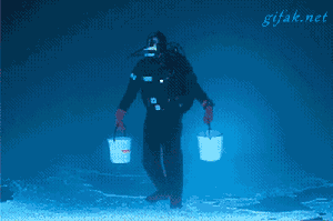 注意,潜水员是倒过来的,他的脚底是冰面