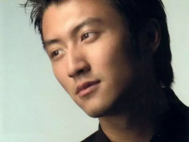 15岁的谢霆锋首次登台献唱《真的爱你》