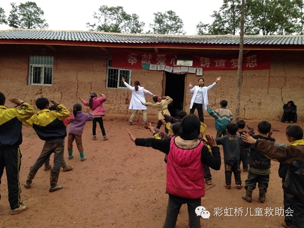 彩虹桥儿童救助会山区义诊走进凉山美姑地莫小学