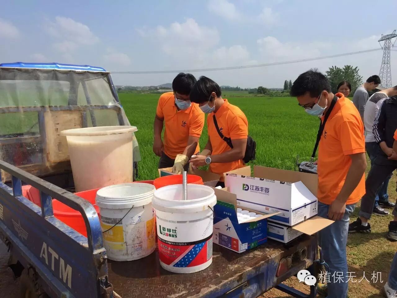 江西省豐城市農(nóng)業(yè)局與億天航無(wú)人機(jī)植保隊(duì)開展水稻統(tǒng)防統(tǒng)治推廣示范活動(dòng)