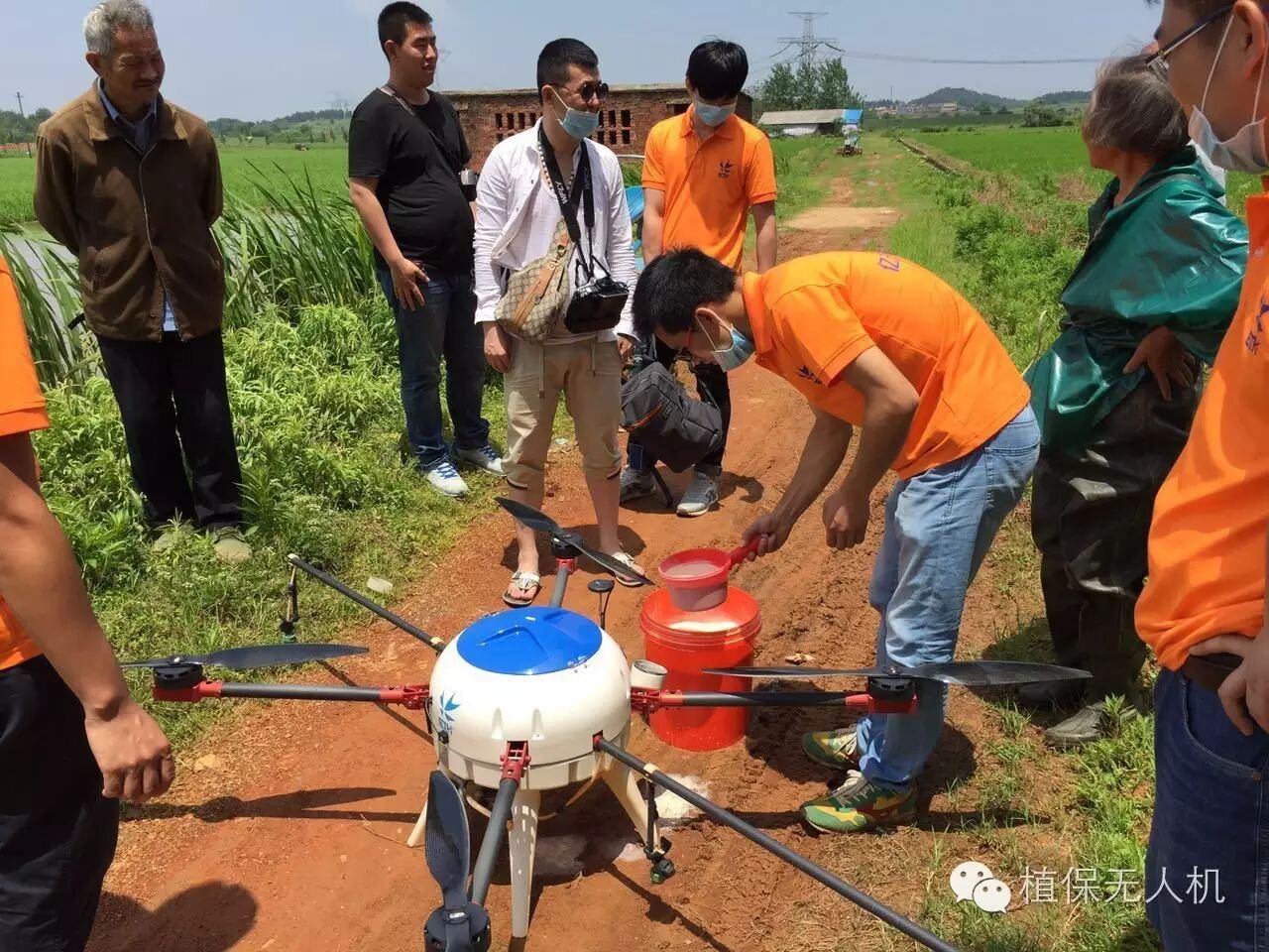 江西省豐城市農(nóng)業(yè)局與億天航無(wú)人機(jī)植保隊(duì)開展水稻統(tǒng)防統(tǒng)治推廣示范活動(dòng)