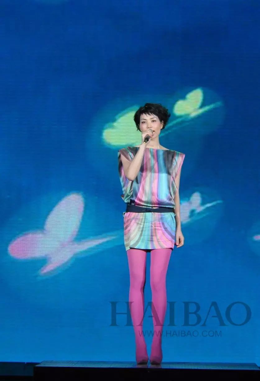 2010年的春晚,王菲带着《传奇》归来,天后身着连衣裙 粉色裤袜站在