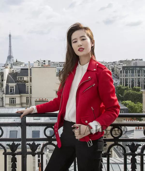 刘亦菲佩戴天梭表 (tissot) 腕表