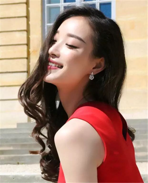 她一夜成名超越巩俐成最美“谋女郎”,与小鲜肉井柏然姐...