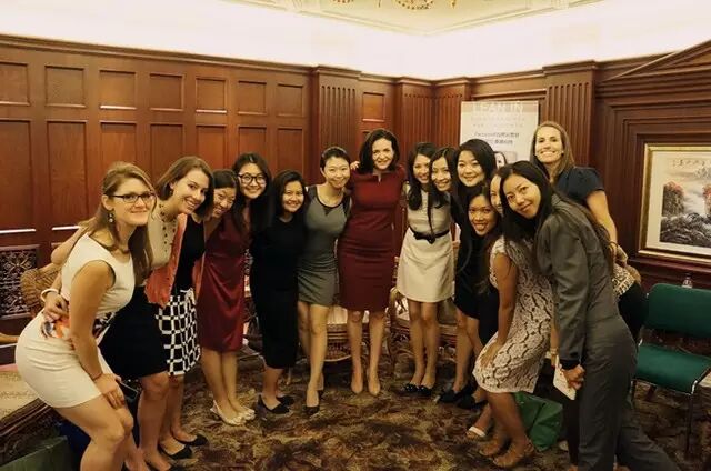 一个女人要有多坚强，才可以跨过这些槛