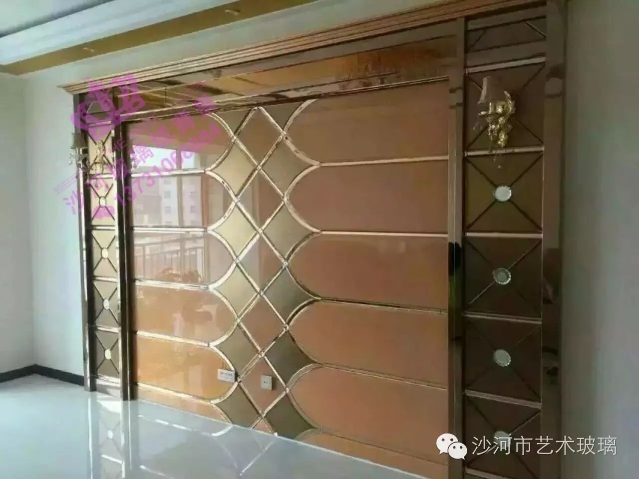 一般情况下艺术玻璃拼镜背景墙的施工应在地面,顶面等装修基本完成